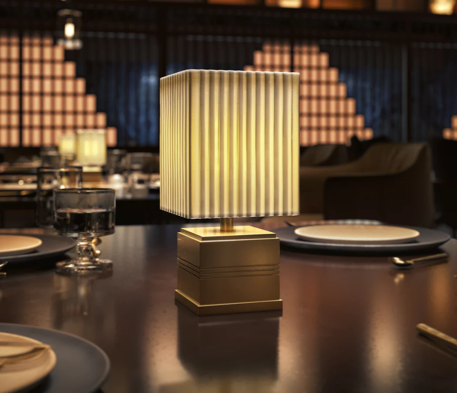Lampe de table sans fil "Regency" – Laiton brossé & soie plissée ivoire