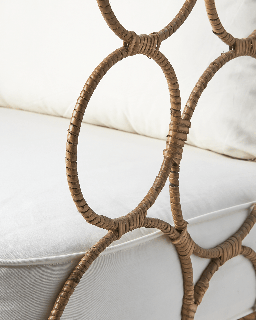 Fauteuil en rotin graphique - Une pièce forte pour hall d’entrée ou maison en bord de mer - Koddel.com