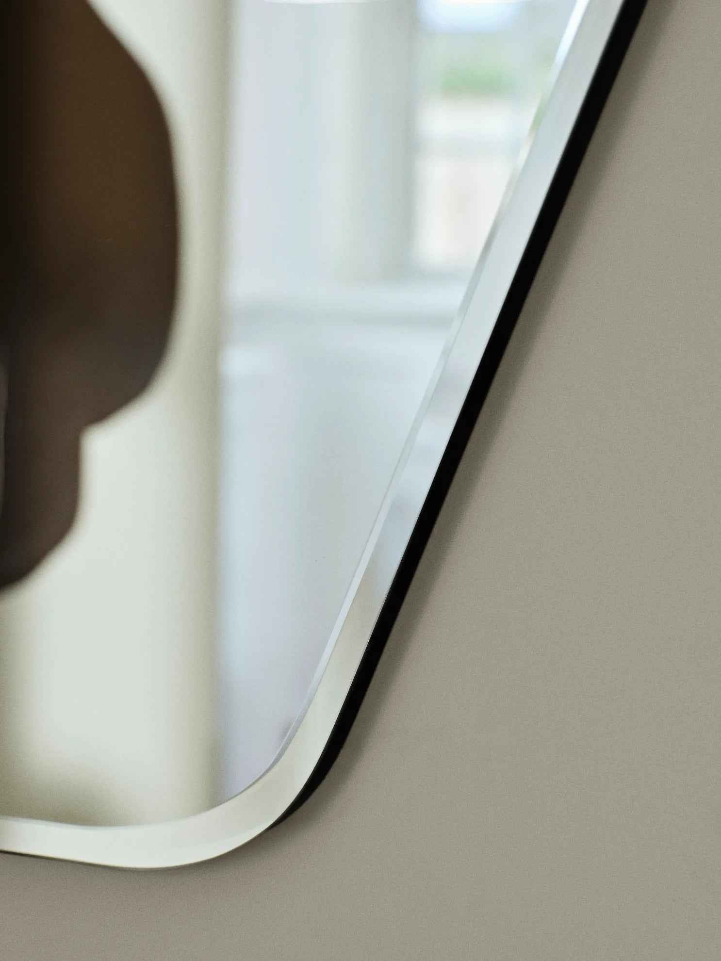 Un miroir design au format sculptural RUBI